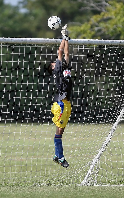 队报：姆巴佩服用止疼片带伤出战，他拒绝打封闭.